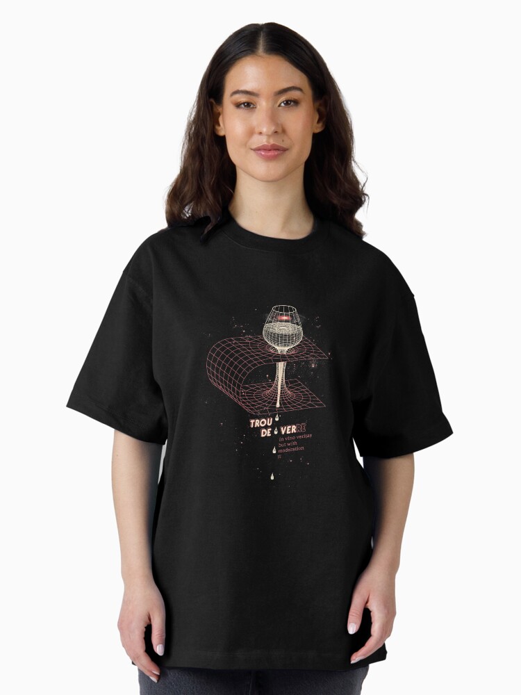 Aperçu 2 sur 7. T-shirt oversize avec l'œuvre Interstellar drink créée et vendue par MC-aka-Panurge.