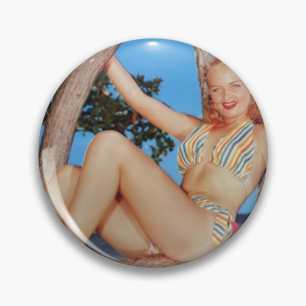 Aperçu de l'œuvre Carte postale de Floride Blonde en bikini rayé assis dans un arbre créée et vendue par Lowtech.