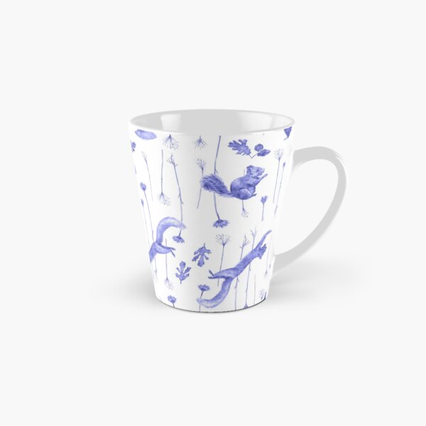 Ardillas, piñas y flores azules jugando en el bosque Taza cónica