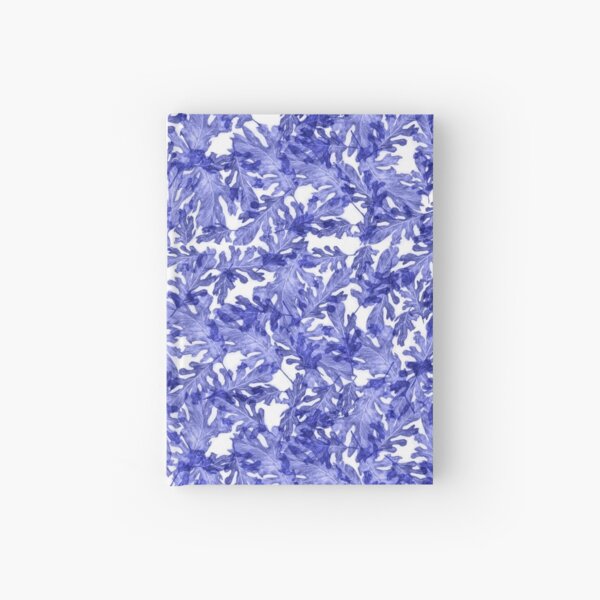 Hojas de árbol azules amontonadas en el bosque Cuaderno de tapa dura