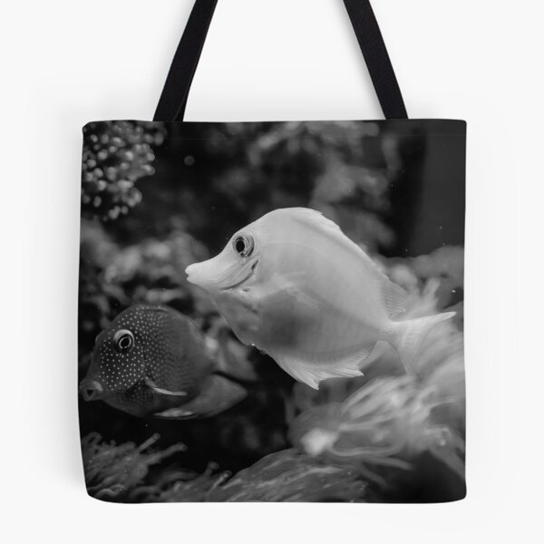 Artikelvorschau, Gelber Tang-Fisch und lila Freund durch die Anemone in Schwarzweiss entworfen und verkauft von SquishStitches.