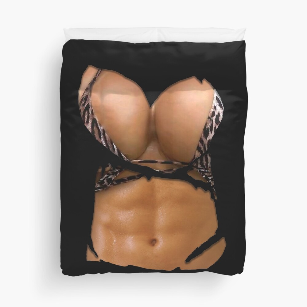 Housse de couette for Sale avec lœuvre « Faux Abs Shirt Bikini Body Muscle Six Pack Faux Gros Seins » de lartiste wavatipton Redbubble image