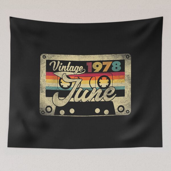 Aperçu de l'œuvre Vintage juin 1978 43e anniversaire 43 ans Retro Cassette TShirt51 créée et vendue par ayeshacl.