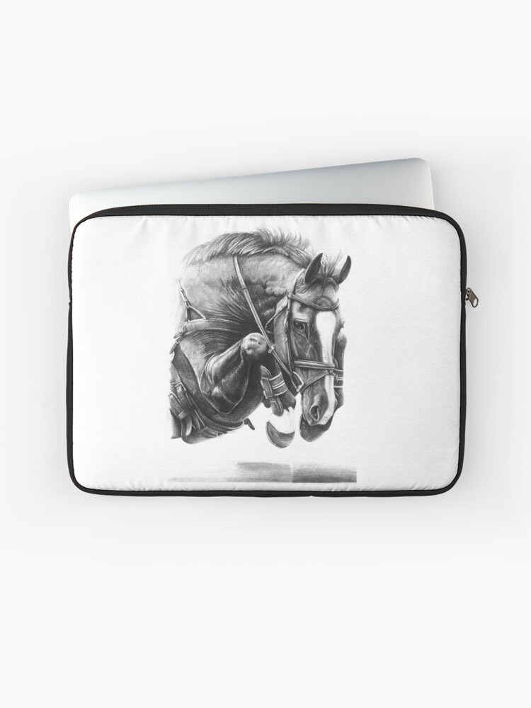 Aperçu 1 sur 2. Housse d'ordinateur avec l'œuvre Attraper l'air - Cheval d'obstacle créée et vendue par r-henderson-art.
