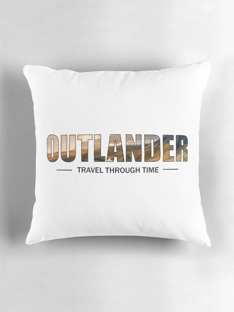 Aperçu 3 sur 4. Coussin avec l'œuvre OUTLANDER - Travel Through time créée et vendue par OutlanderAddict.