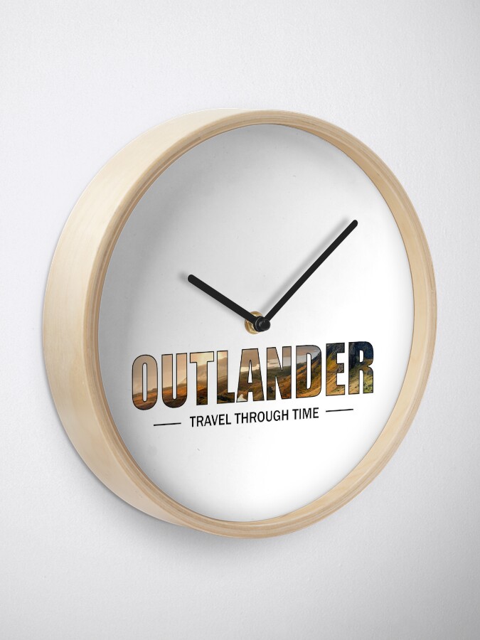 Aperçu 1 sur 4. Horloge avec l'œuvre OUTLANDER - Travel Through time  créée et vendue par OutlanderAddict.