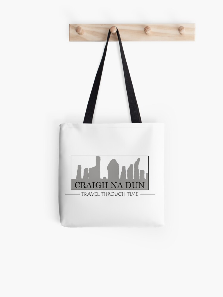 Aperçu 1 sur 2. Sac fourre-tout avec l'œuvre Outlander, Craigh Na Dun, Travel through Time créée et vendue par OutlanderAddict.