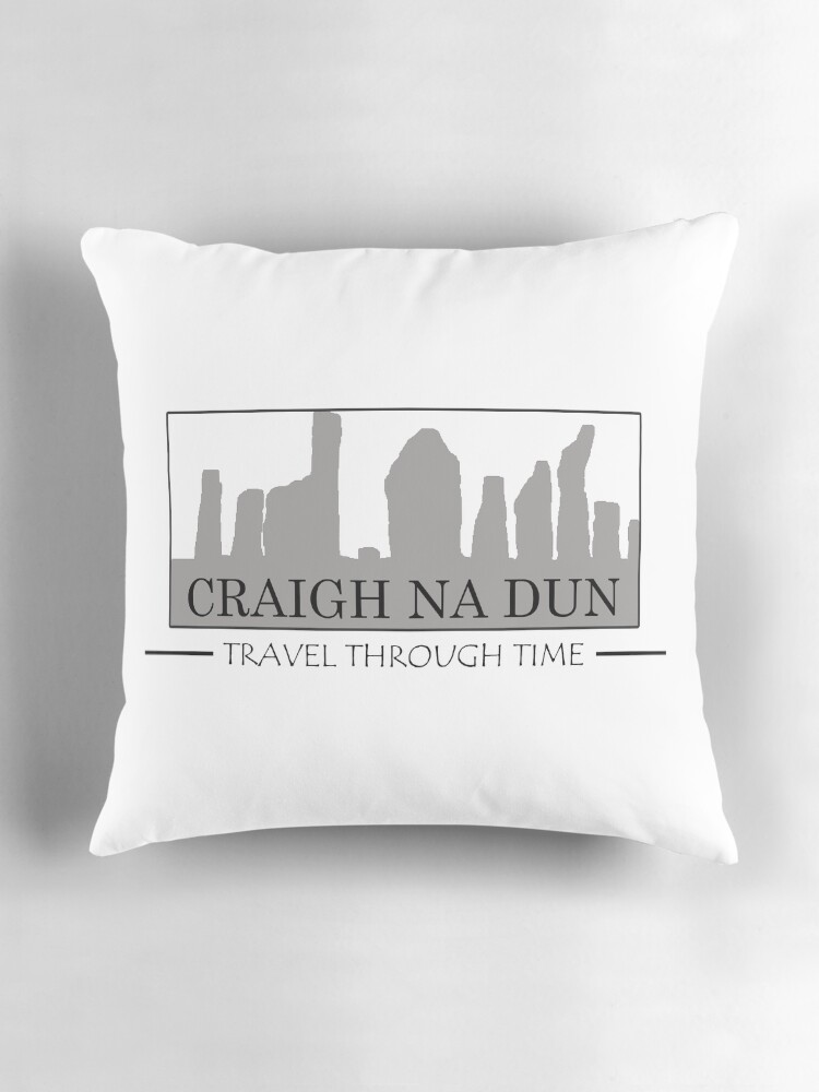 Aperçu 3 sur 4. Coussin avec l'œuvre Outlander, Craigh Na Dun, Travel through Time créée et vendue par OutlanderAddict.