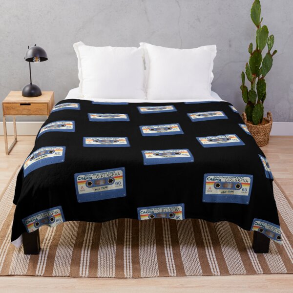 Artikelvorschau, Girls5eva, Mix Tape, Carma, Zoom Zoom Boom Boom, Dwasg, Retro-Kassette, Morgendämmerung, Sommer, Gloria, Wickie, Ashley, Sara Bareilles, Busy Phillips, Girls5eva-Shirt, Dwasg-Shirt, Girls5eva-Fangeschenk entworfen und verkauft von RisingFrequency.
