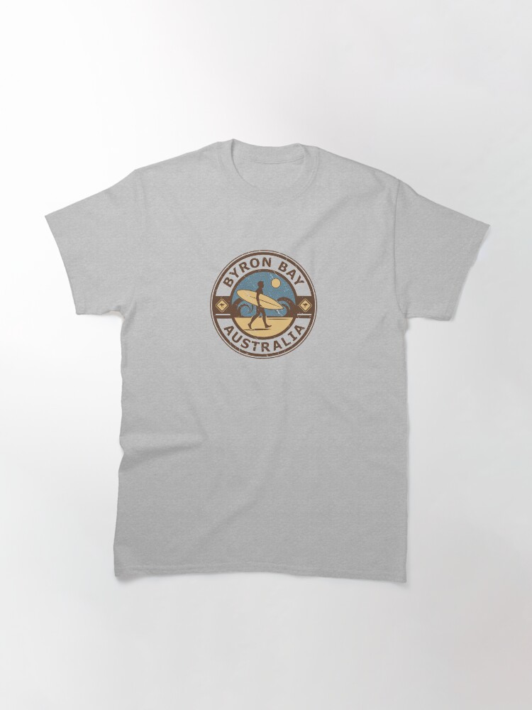 Aperçu 3 sur 7. T-shirt classique avec l'œuvre Byron Bay, Australie créée et vendue par studio838.