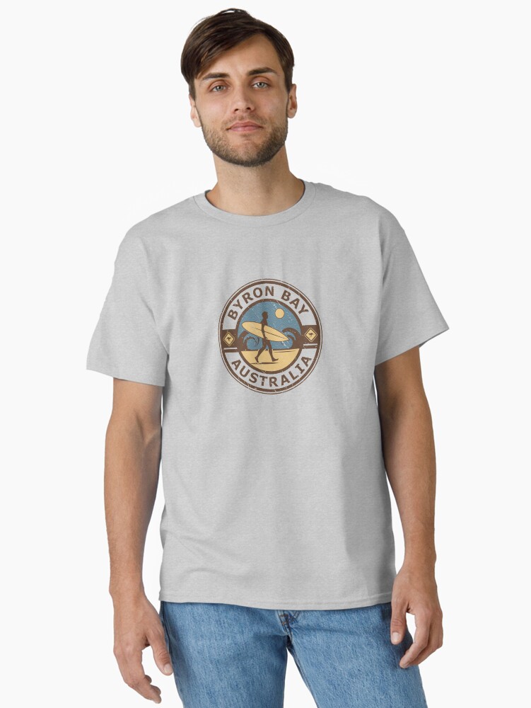 Aperçu 1 sur 7. T-shirt classique avec l'œuvre Byron Bay, Australie créée et vendue par studio838.