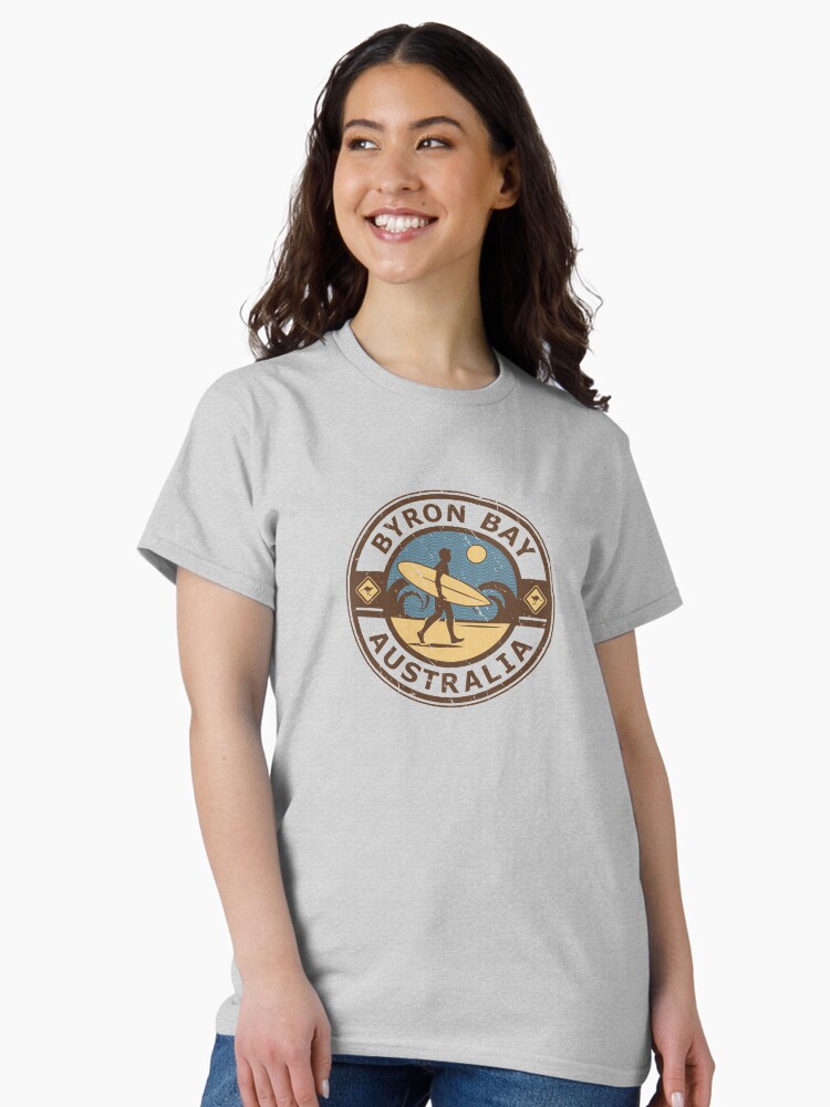 Aperçu 2 sur 7. T-shirt classique avec l'œuvre Byron Bay, Australie créée et vendue par studio838.