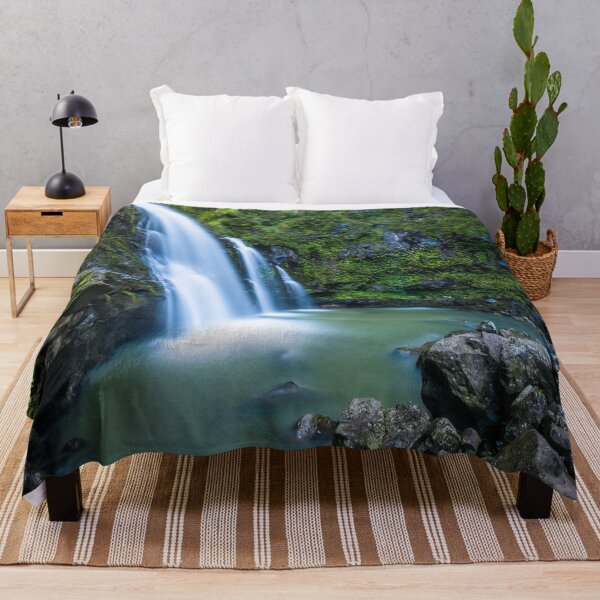 Artikelvorschau, moosiger und felsiger Wasserfall entworfen und verkauft von nature scenerys.