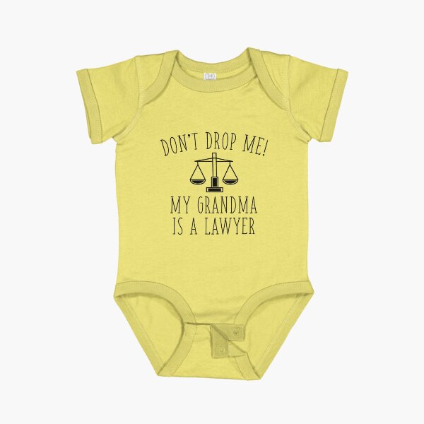 Aperçu de l'œuvre Ne me lâche pas ! Ma grand-mère est avocate créée et vendue par TheShirtLounge.