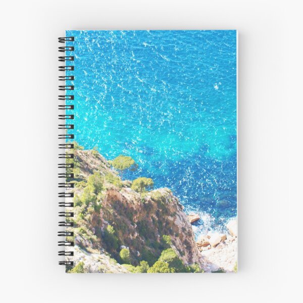 Aperçu de l'œuvre L'eau de l'océan turquoise côte de la mer Méditerranée dans le sud de la France. La mer d'un bleu profond créée et vendue par GerGdr.