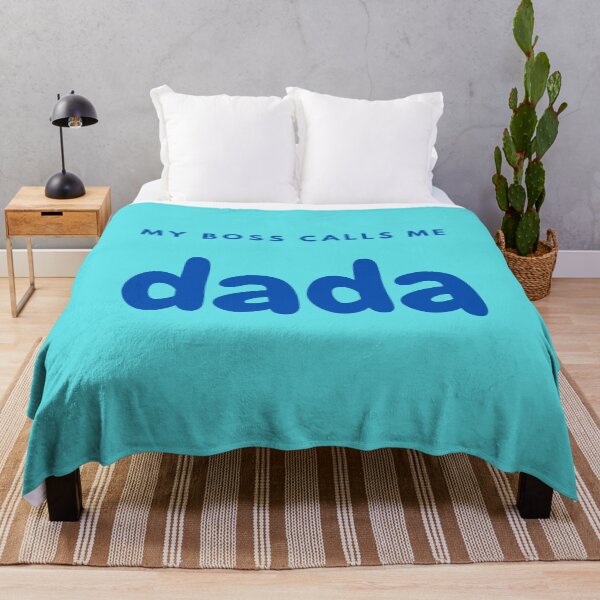 Aperçu de l'œuvre Mon patron m'appelle Dada – Cadeaux amusants pour la fête des pères 2024 (design bleu aqua) créée et vendue par DrawingBoard.