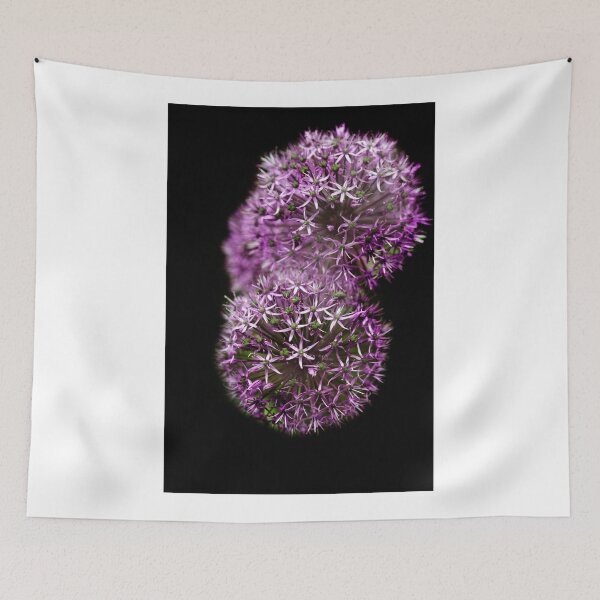 Aperçu de l'œuvre Fleurs violettes sur fond noir créée et vendue par olena2552.