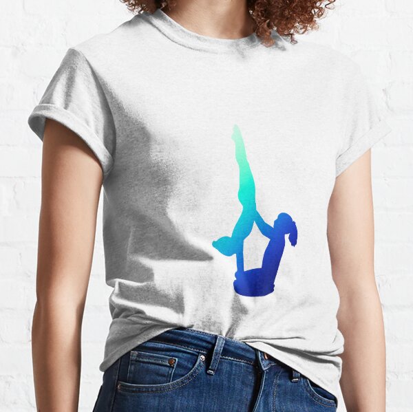 Un par de mujeres haciendo pino de rodillas Camiseta clásica