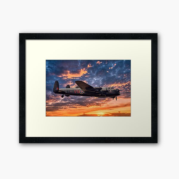 Aperçu de l'œuvre Avro Lancaster Bomber au coucher du soleil créée et vendue par derekbeattie.