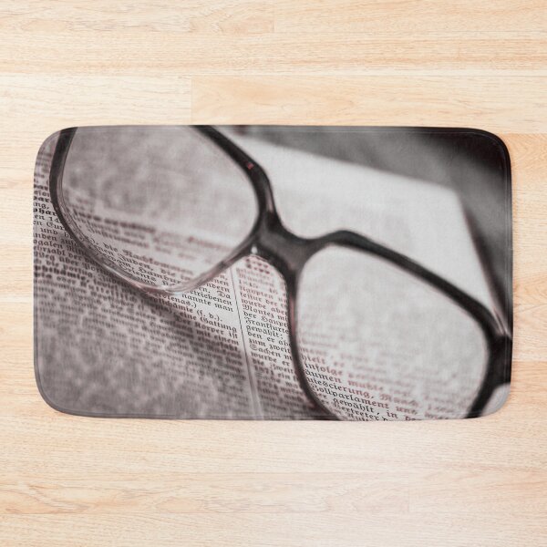 Artikelvorschau, Brille sitzt auf einem offenen Buch, schwarz und weiß entworfen und verkauft von SquishStitches.