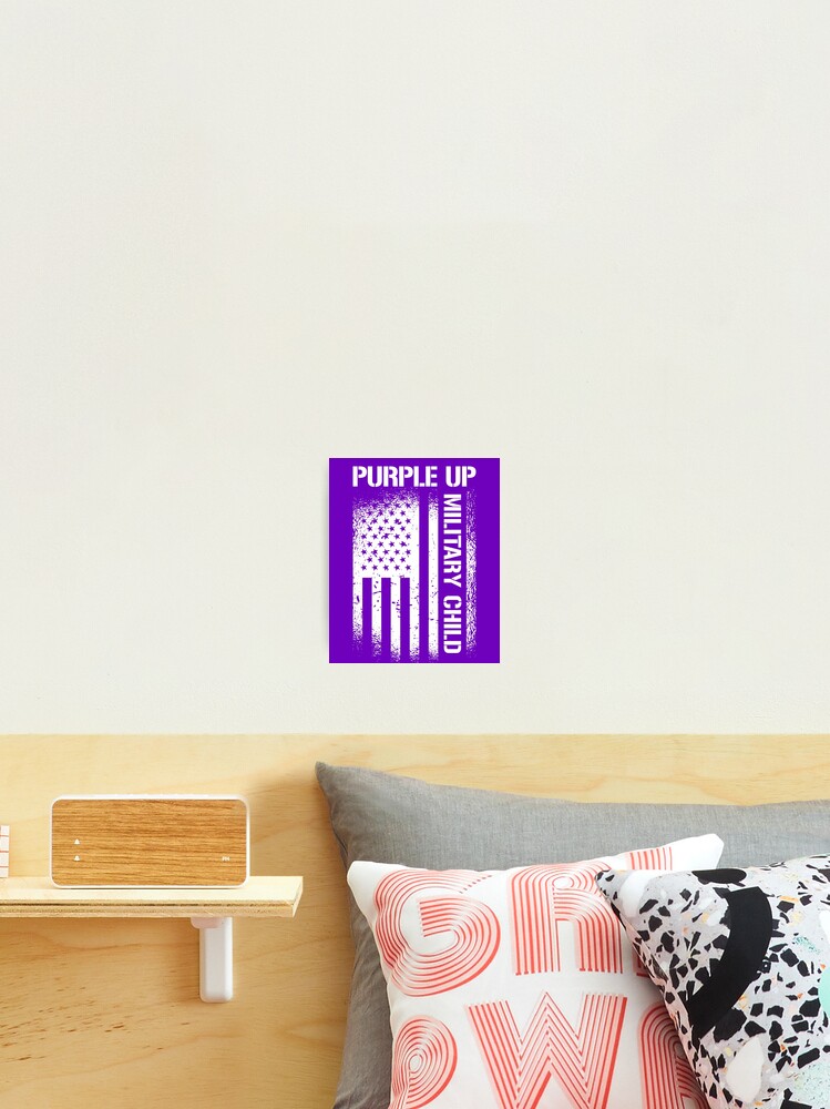 Aperçu 2 sur 3. Impression photo avec l'œuvre Purple Up Military Child American Flag Military Kids Month Gear créée et vendue par DynamicDesign.