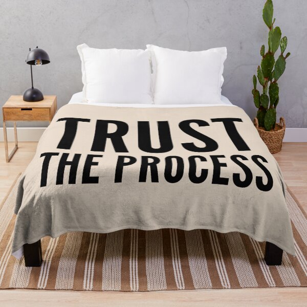 Artikelvorschau, Vertrauen Sie dem Prozess inspirierende Zitat motivierende Slogans für psychische Gesundheit starke Frauen wilde noble Leben Motto minimalistische kurze Worte zitiert Positivität Erfolg Sprüche 1 entworfen und verkauft von Inside Head.