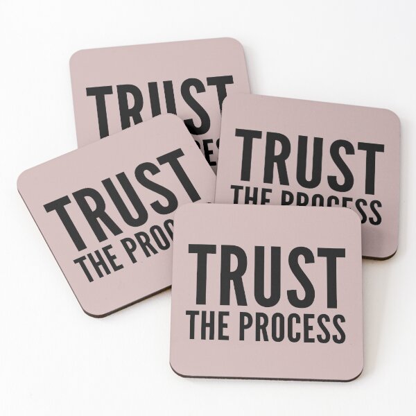Artikelvorschau, Vertrauen Sie dem Prozess inspirierende Zitat motivierende Slogans für psychische Gesundheit starke Frauen wilde noble Leben Motto minimalistische kurze Worte zitiert Positivität Erfolg Sprüche 3 entworfen und verkauft von Inside Head.