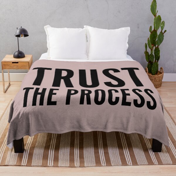 Artikelvorschau, Vertrauen Sie dem Prozess inspirierende Zitat motivierende Slogans für psychische Gesundheit starke Frauen wilde noble Leben Motto minimalistische kurze Worte zitiert Positivität Erfolg Sprüche 3 entworfen und verkauft von Inside Head.