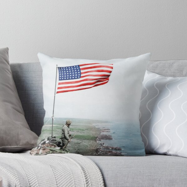 Artikelvorschau, Amerikanische Flagge weht über dem Mount Suribachi – Zweiter Weltkrieg – koloriert entworfen und verkauft von warishellstore.