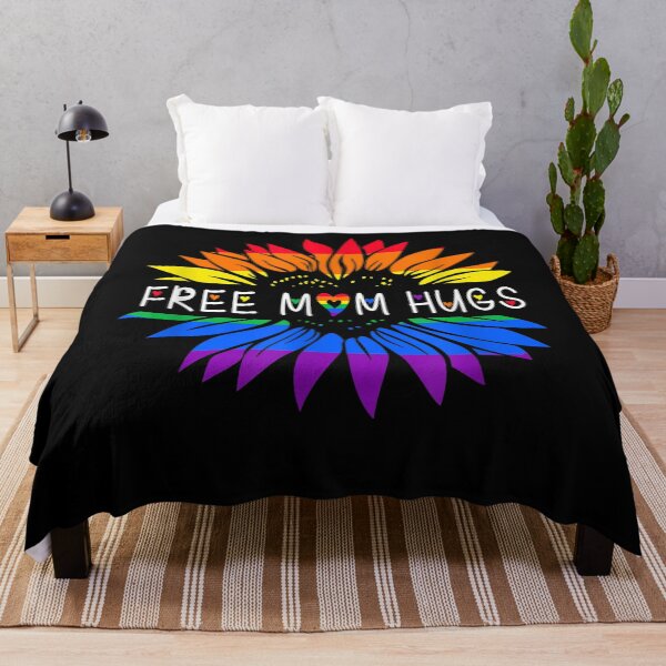 Aperçu de l'œuvre Free Mom Hugs Gay Pride LGBT Daisy Rainbow Flower Hippie T-Shirt créée et vendue par Happy-Luxemb.
