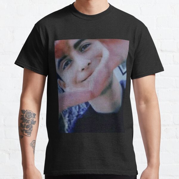 Manos de corazón de Aidan Gallagher Camiseta clásica