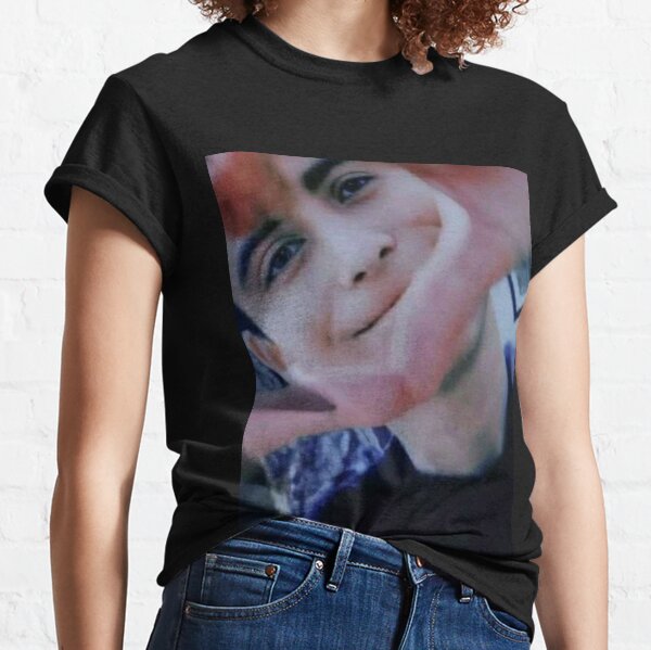 Manos de corazón de Aidan Gallagher Camiseta clásica