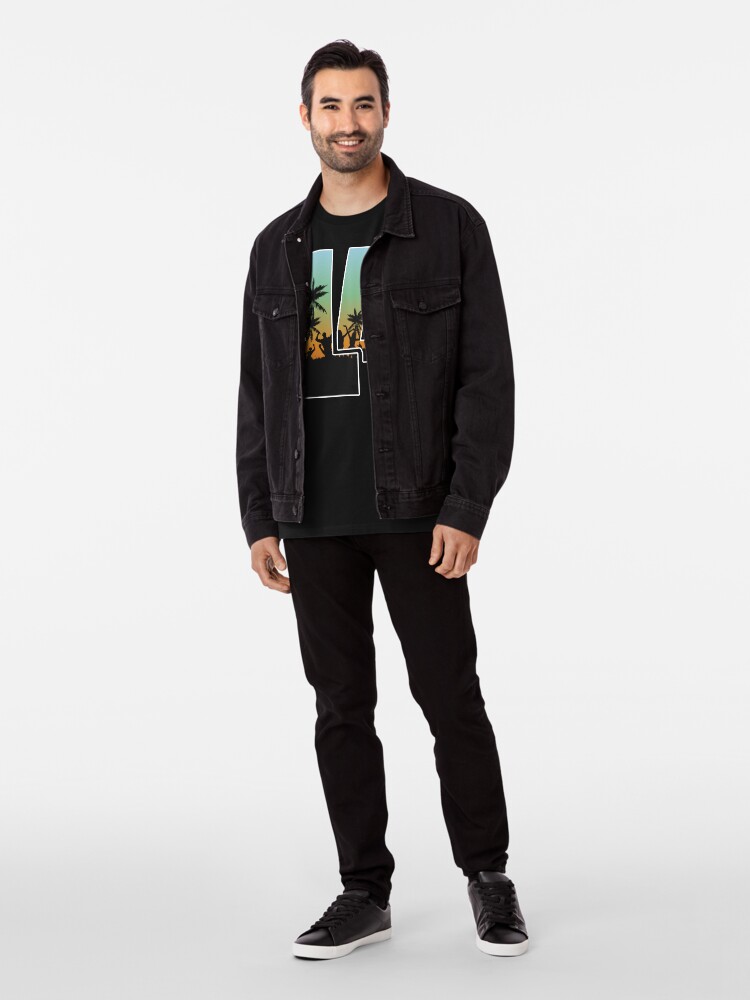 Aperçu 5 sur 6. T-shirt premium avec l'œuvre Qu'est-ce que je fous LA - Humour Los Angeles créée et vendue par marzun.