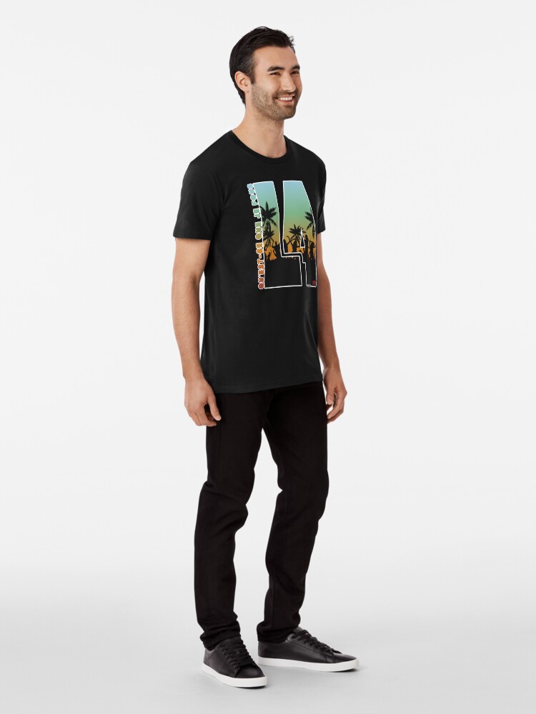Aperçu 3 sur 6. T-shirt premium avec l'œuvre Qu'est-ce que je fous LA - Humour Los Angeles créée et vendue par marzun.