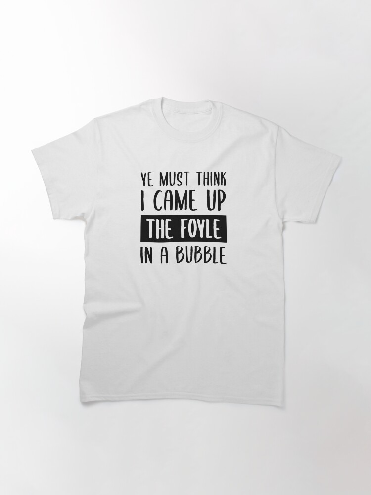 Imagen 3 de 7, Camiseta clásica con la obra Debes pensar que subí por el Foyle en una burbuja, diseñada y vendida por FilipeFerreira.