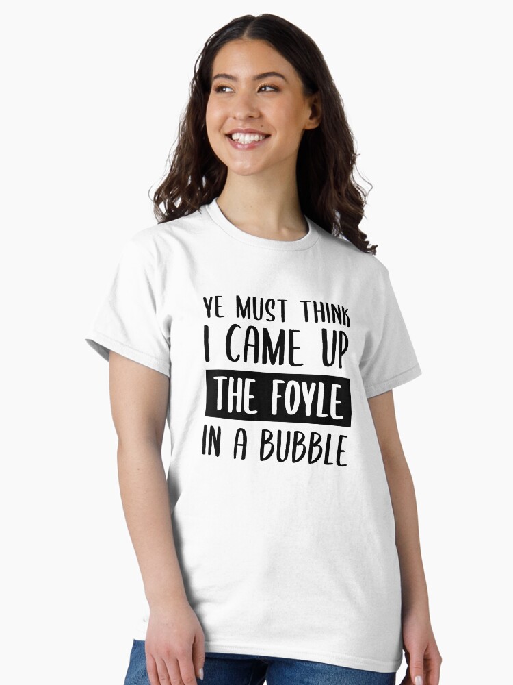 Imagen 2 de 7, Camiseta clásica con la obra Debes pensar que subí por el Foyle en una burbuja, diseñada y vendida por FilipeFerreira.
