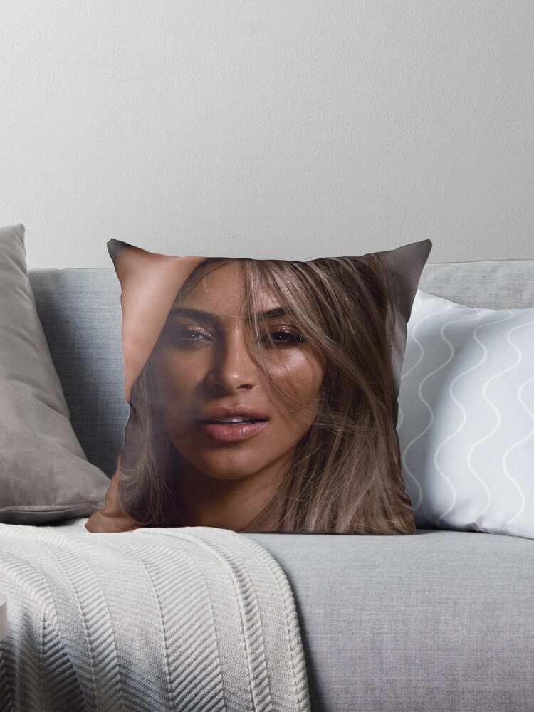 Aperçu 1 sur 4. Coussin avec l'œuvre Kim Kardashian créée et vendue par LIFEstudio.