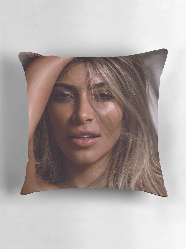 Aperçu 3 sur 4. Coussin avec l'œuvre Kim Kardashian créée et vendue par LIFEstudio.