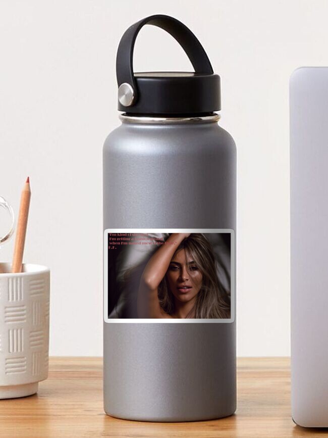 Aperçu 1 sur 3. Sticker avec l'œuvre Kim Kardashian créée et vendue par LIFEstudio.