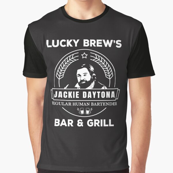 Aperçu de l'œuvre Jackie Daytona - Chemise Bar and Grill de Lucky Brew - T-shirt Ce que nous faisons dans lombre créée et vendue par differenc.