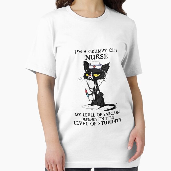 Vista previa del artículo con la obra «Gato negro Soy una vieja enfermera gruñona Mi nivel de sarcasmo depende de tu nivel de estupidez», diseñado y vendido por Alena-12.
