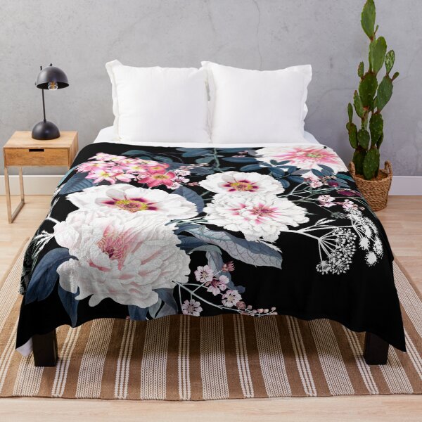 Artikelvorschau, Vintage Beauty Florals on Black entworfen und verkauft von meggydesigns.
