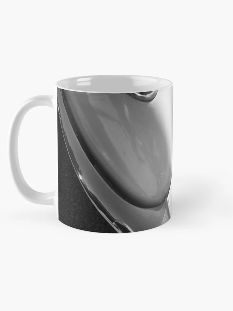 Imagen 5 de 6, Taza de café con la obra Curvas, diseñada y vendida por mattmangrease.