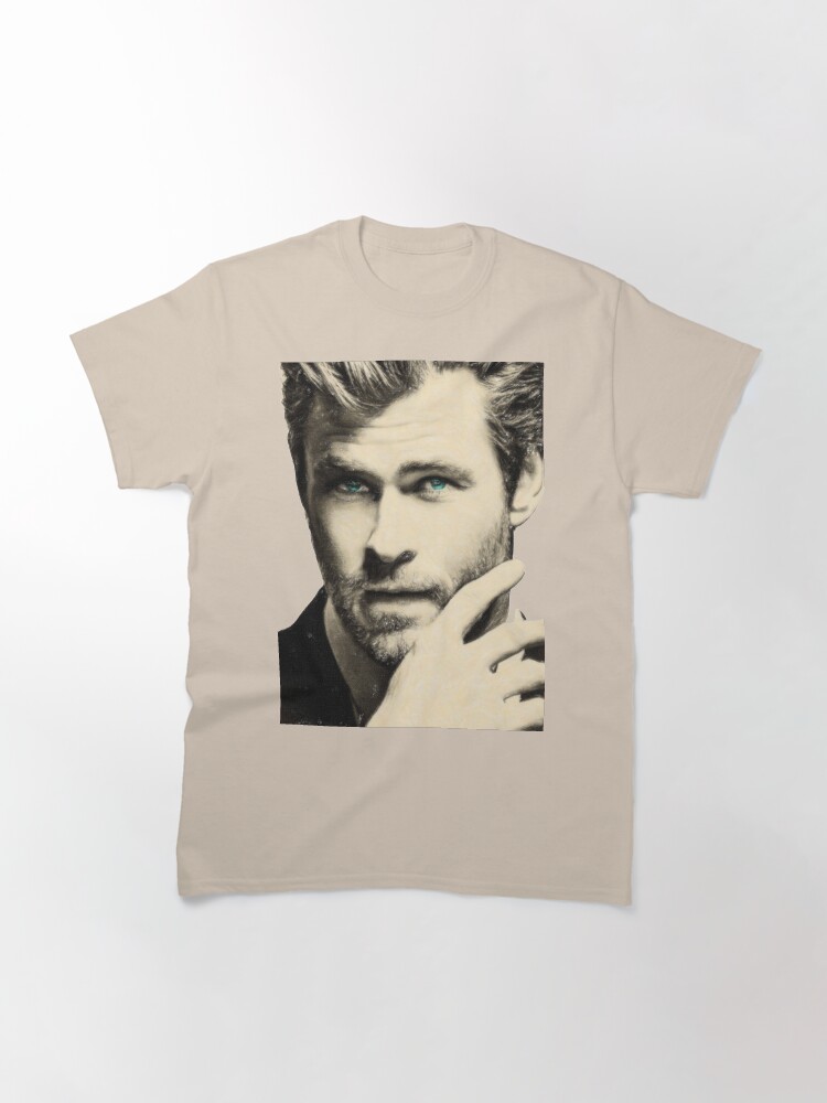 chris hemsworth in t shirt
