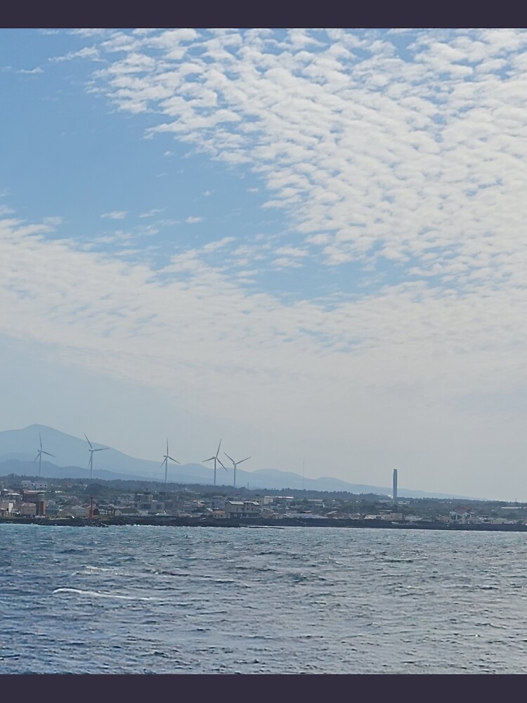 The shape of the fine feathery clouds in the eastern sky of Jeju is amazing, Jeju Island.Korea. by human8891