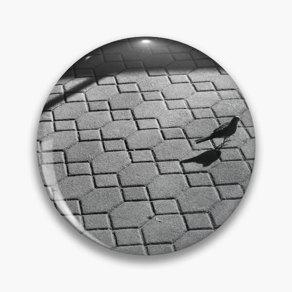 Artikelvorschau, Eine Taube auf Ziegelboden. entworfen und verkauft von Kedmaneeshop.