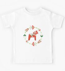 Dalapferd mit schwedischem Volkskunst-Kranz Kinder T-Shirt
