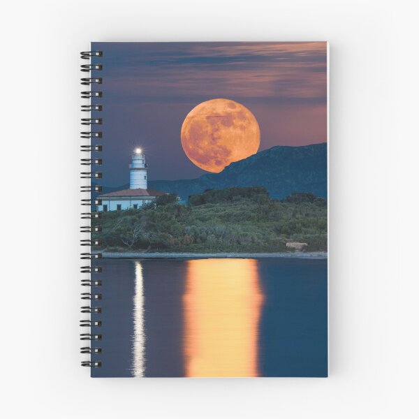 Aperçu de l'œuvre Super Lune au-dessus du phare créée et vendue par Tramontane Designs.