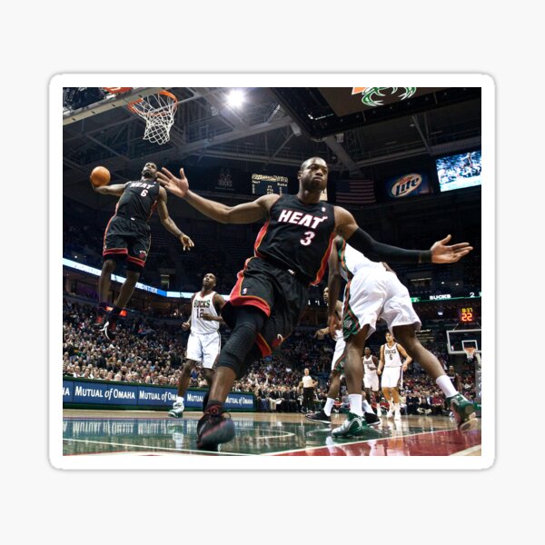 Artikel-Vorschau von LeBron James Dwyane Wades legendärer Dunk, designt und verkauft von NBA Store Decor.