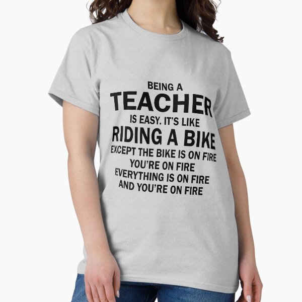 Vista previa del artículo con la obra «SER MAESTRO ES FÁCIL. ES COMO MONTAR EN BICICLETA EXCEPTO QUE LA BICICLETA ESTÁ EN LLAMAS TÚ ESTÁS EN LLAMAS TODO ESTÁ EN LLAMAS Y TÚ ESTÁS EN LLAMAS», diseñado y vendido por flamingarts.